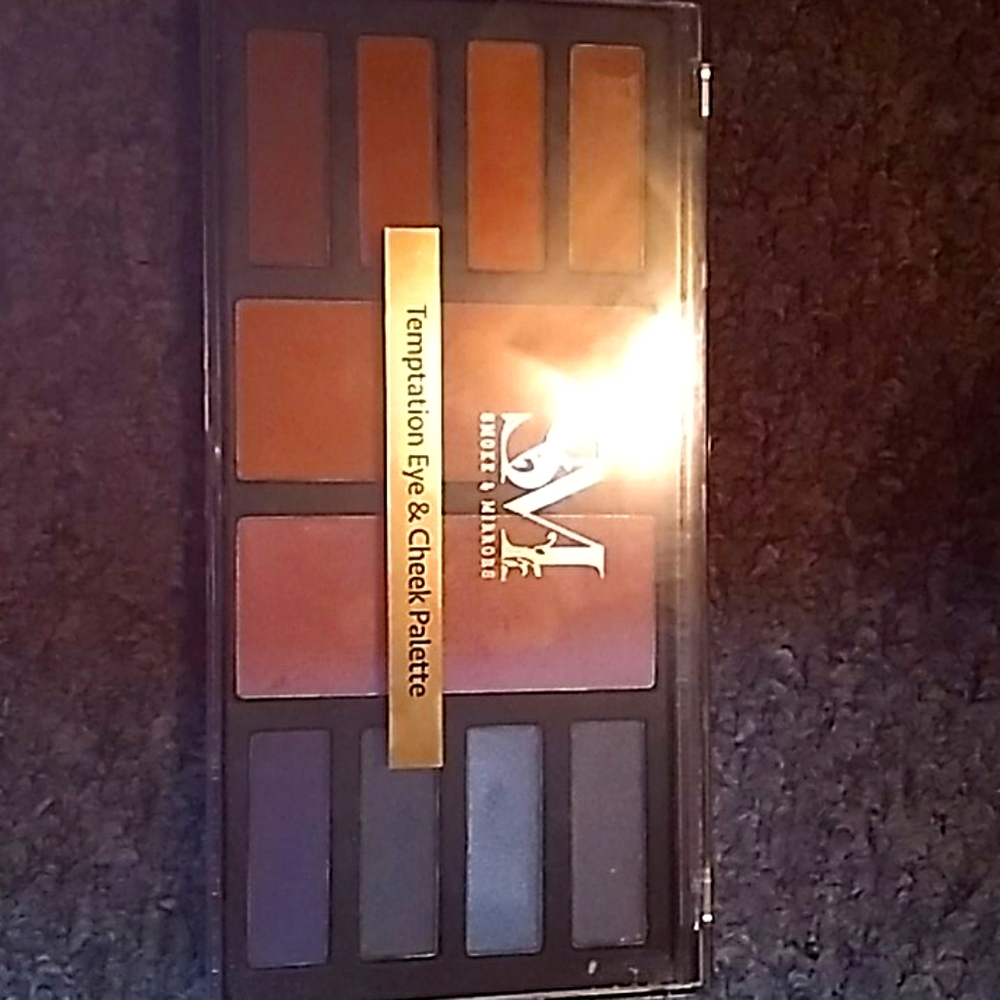 Smoke and mirrors pallet